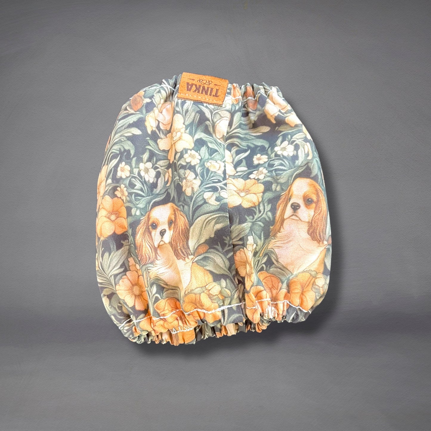 Blenheim Cavaliers in a Garden | Snood